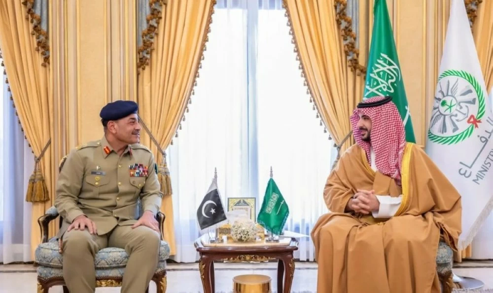 وزير الدفاع يلتقي قائد قوات الدفاع قائد الجيش الباكستاني