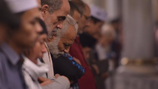 ما حكم قراءة الإمام من المصحف في الصلاة؟ الإفتاء توضح آراء الفقهاء