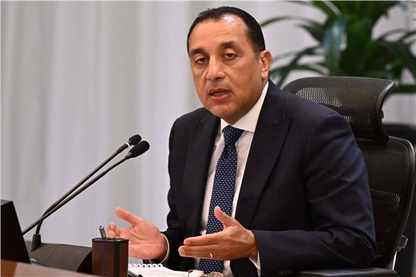 رئيس الوزراء يتفقد مركز التحكم والسيطرة بالعاصمة الجديدة
