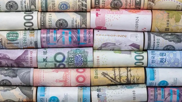 أقوى 10 عملات قيمة في العالم .. المراكز الأربعة الأولى عربية
