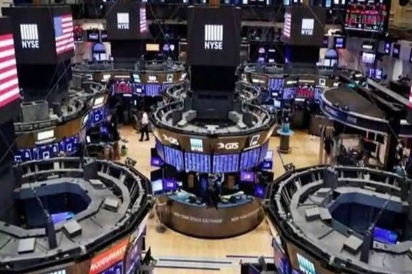 الأسهم الأمريكية تعزّز مكاسبها وتتجه نحو مستوى قياسي جديد