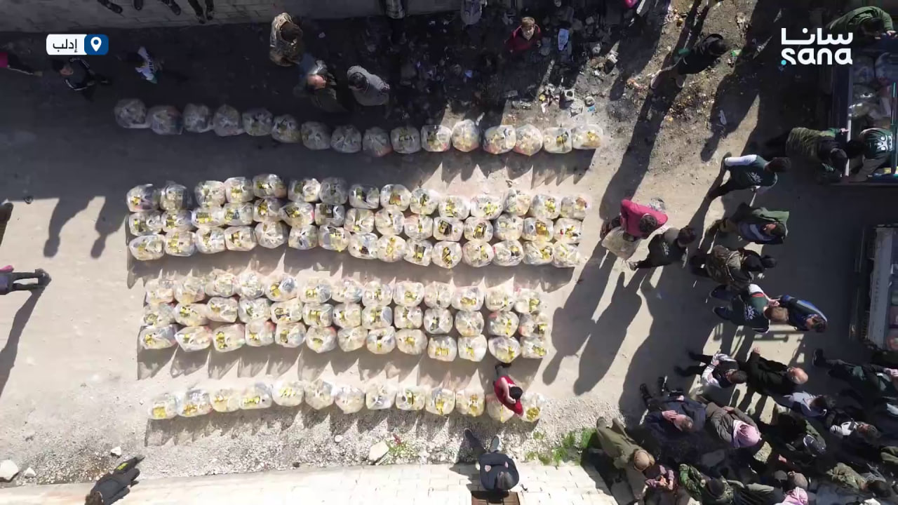 توزيع سلل رمضانية على المهجرين المقيمين في مخيم الريان ببلدة دير حسان في ريف إدلب الشمالي