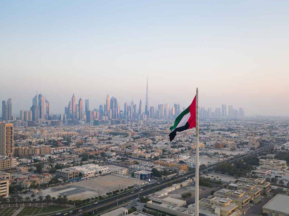 الإمارات: التعامل مع حادث محدود بدبي نتيجة سقوط شظية ناجمة عن اعتراض الدفاعات الجوية لتهديد