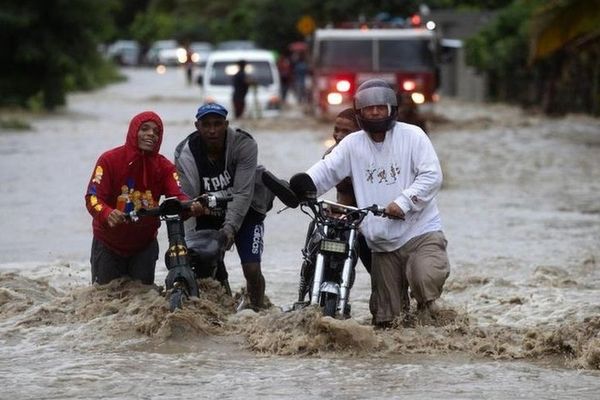 فيضاناتٌ عارمةٌ بجمهورية الدومينيكان تودي بحياة طفلة وإجلاء الآلاف