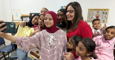 وزيرة الثقافة تزور مكتبة الطفل والشباب بمنطقة المعني في قنا
