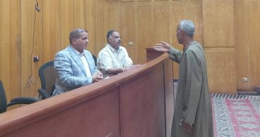رئيس مدينة إسنا يستمع لشكاوى المواطنين خلال لقاء اليوم المفتوح