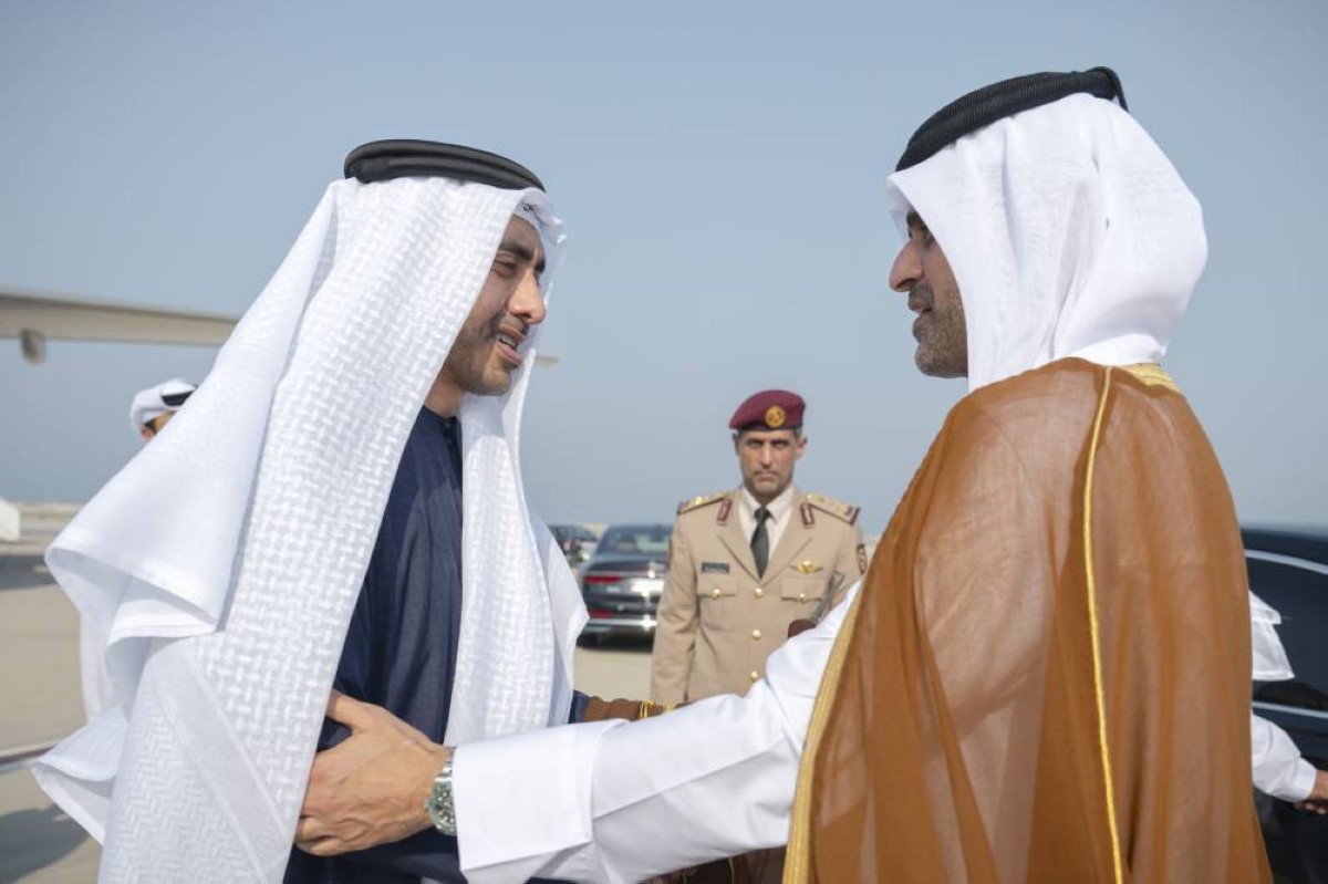 منصور بن زايد وعبد الله بن زايد يقدمان التعازي إلى أمير قطر في وفاة حمد بن خليفة آل ثاني