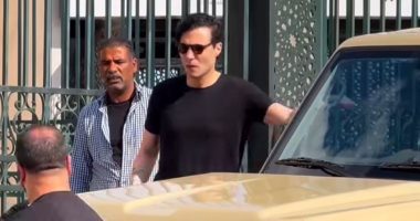 أمير عيد يساند طليقته ليلى فاروق فى عزاء والدها بمسجد حسين صدقى