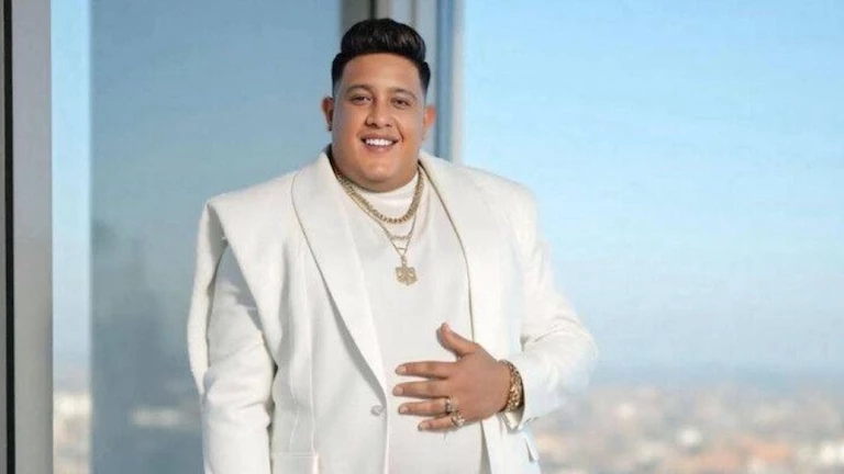 حمو بيكا يمازح مساعديه: "أشوف فيهم يوم أنا اللي جبت ده كله لنفسي"