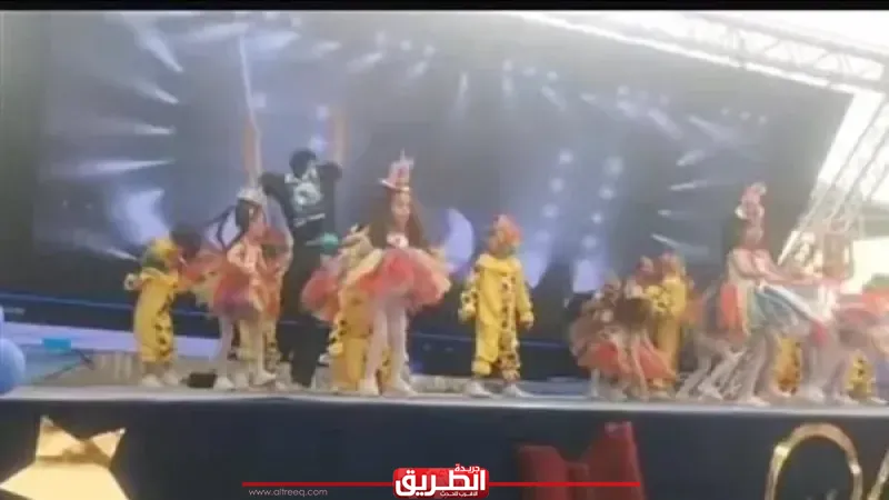 فيديو صادم.. لحظة سقوط شاشة عرض على أطفال KG2 بمدرسة خاصة في المنصورية