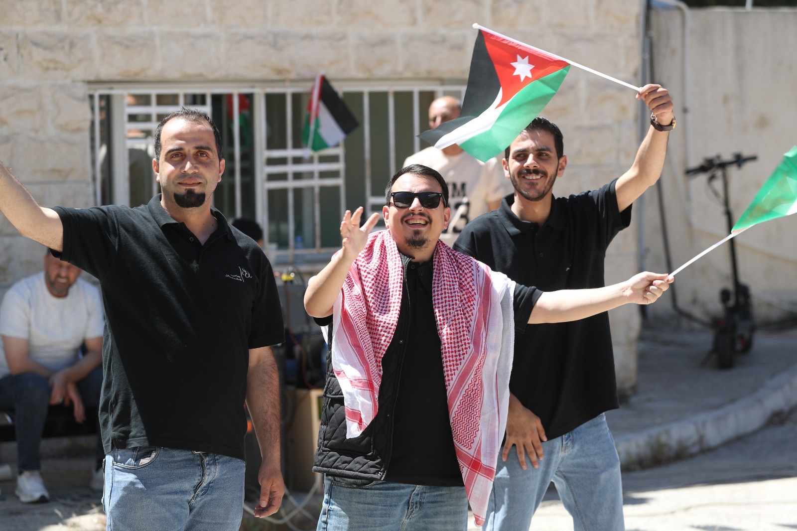 جو 24 : بالصور .. موظفو الأسواق الحرة الأردنية يحتفلون بعيد الاستقلال الـ80