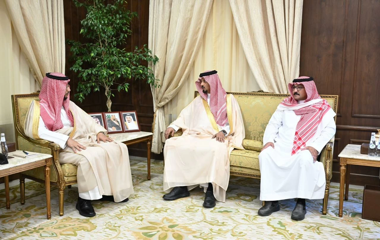 نائب أمير عسير يلتقي مدير فرع الإدارة العامة للمجاهدين
