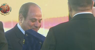 اتحاد عمال مصر يهدى الرئيس السيسى درع الاتحاد
