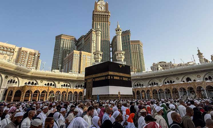 حجاج بيت الله الحرام يختتمون مناسكهم بطواف الوداع