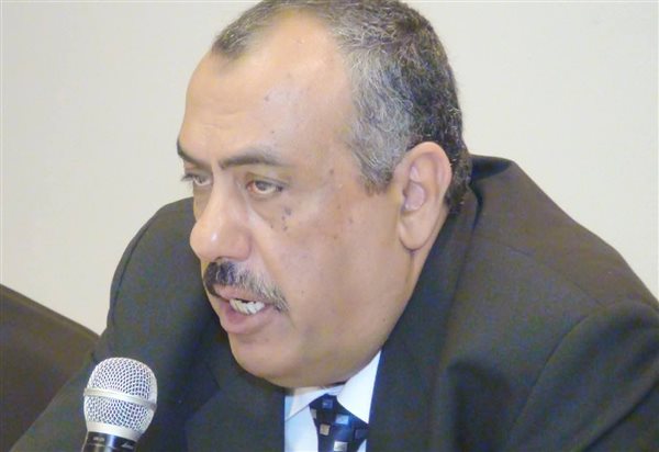 المتنبى واللعب بالنظم والبيان!
