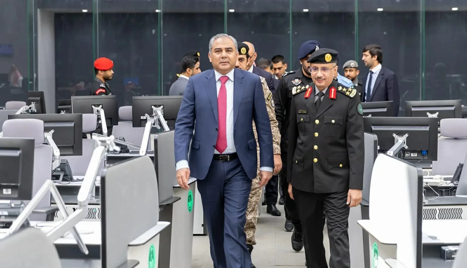 وزير الداخلية الباكستاني يزور مركز «911» بالرياض