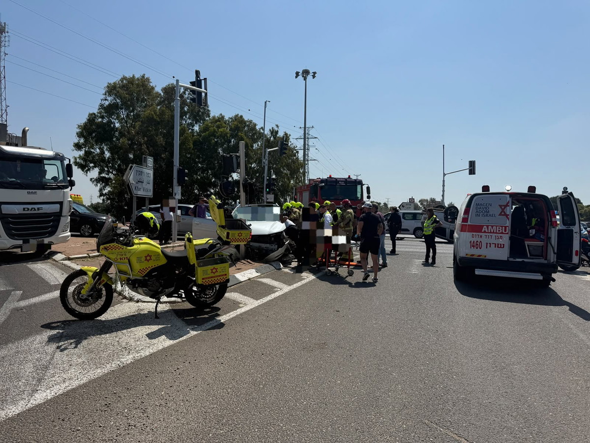 إصابة 3 أشخاص بجراح خطيرة ومتوسطة جراء حادث طرق وانقلاب سيارة على شارع 4