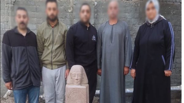 القبض على 5 متهمين بحوزتهم تمثال أثري نادر في البدرشين أثناء التنقيب عن الآثار (صور)