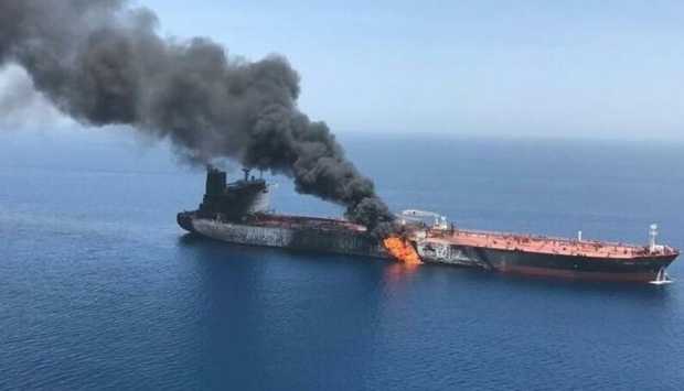 البحرية البريطانية: انفجار في محيط ناقلة أثناء إبحارها قرب مسقط وتسرب محدود للوقود