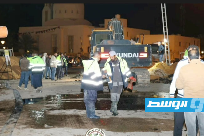 سقوط شاحنة في هبوط أرضي بالطريق العام في قصر بن غشير