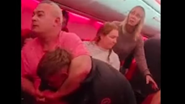 لكمات بالأيدي وذعر وصراخ الركاب في الجو، رحلة طيران بريطانية تغيير مسارها فجأة (فيديو)