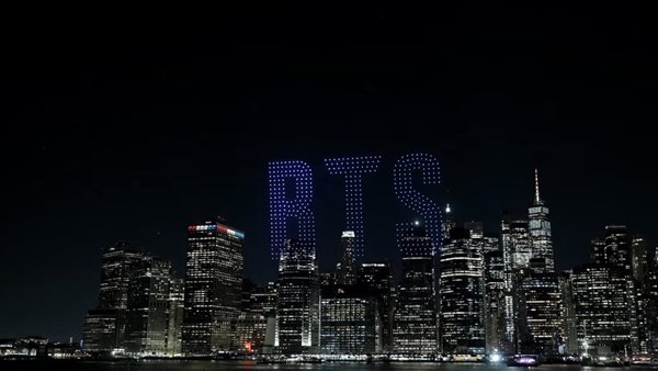 سماء نيويورك تتزين بعرض طائرات "درون" احتفاء بقرب صدور ألبوم BTS الجديد (فيديو)