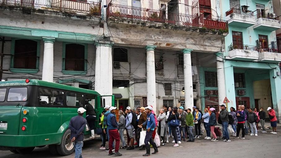 القمامة تتراكم في هافانا مع توقف الشاحنات بسبب حصار أميركي