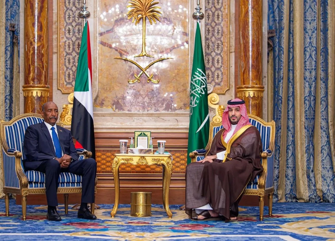 ولي العهد يلتقي رئيس مجلس السيادة الانتقالي في جمهورية السودان