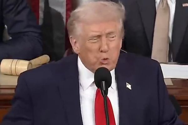 البيت الأبيض ينشر فيديو لترمب يكرر خلاله كلمة "فوز" لمدة ساعة