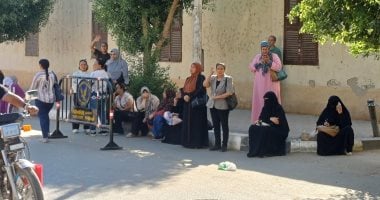 أولياء الأمور ينتظرون أمام لجان الثانوية العامة بأسوان بالدعاء وقراءة القرآن