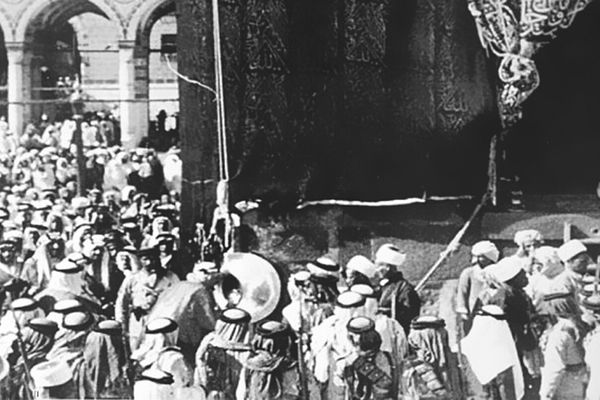 خدمة الحجيج.. عقود من العناية والرعاية