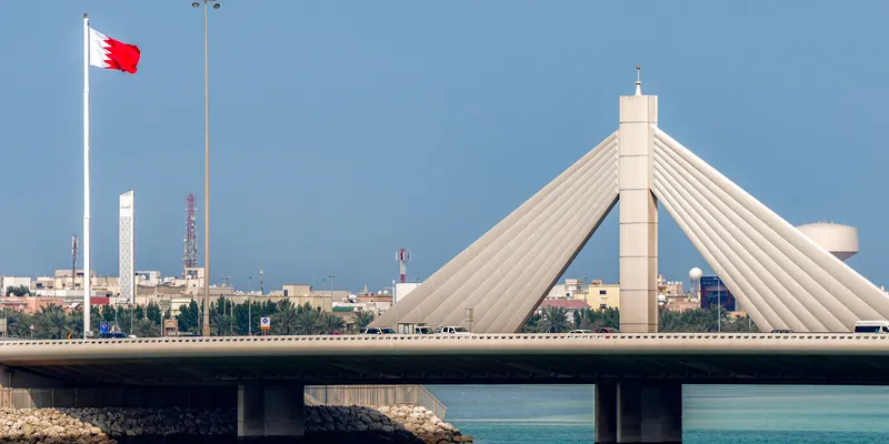 البحرين تعترض وتدمر 3 صواريخ وعددًا من الطائرات المسيرة