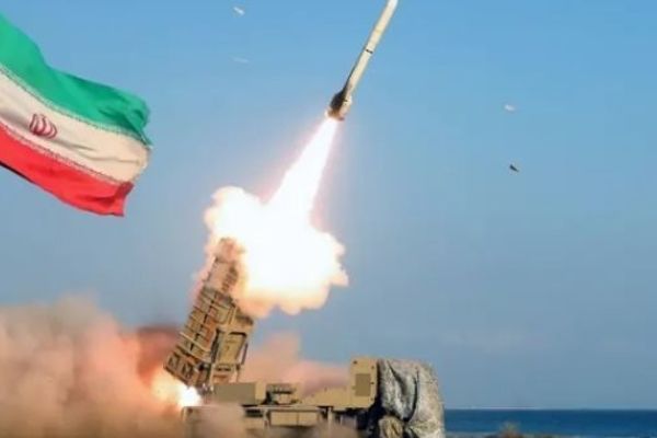 انفجارات شديدة تهز مدينة بندر عباس ومناطق جنوبي إيران