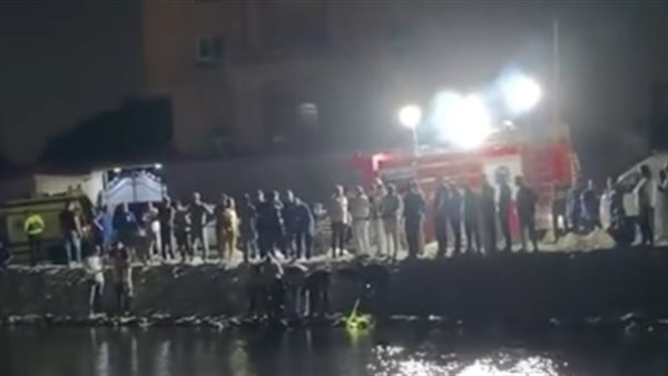 الإنقاذ النهري يبدأ انتشال سيارة ربع نقل سقطت في ترعة المريوطية بالجيزة