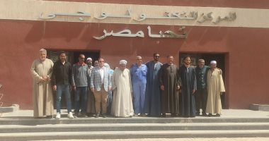 رئيس مدينة إسنا يعقد اليوم المفتوح بقرية الحلة ويستمع لشكاوى المواطنين