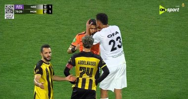 لاعب البنك الأهلى يقبل رأس الحكم بعد احتساب الهدف الثانى أمام المقاولون