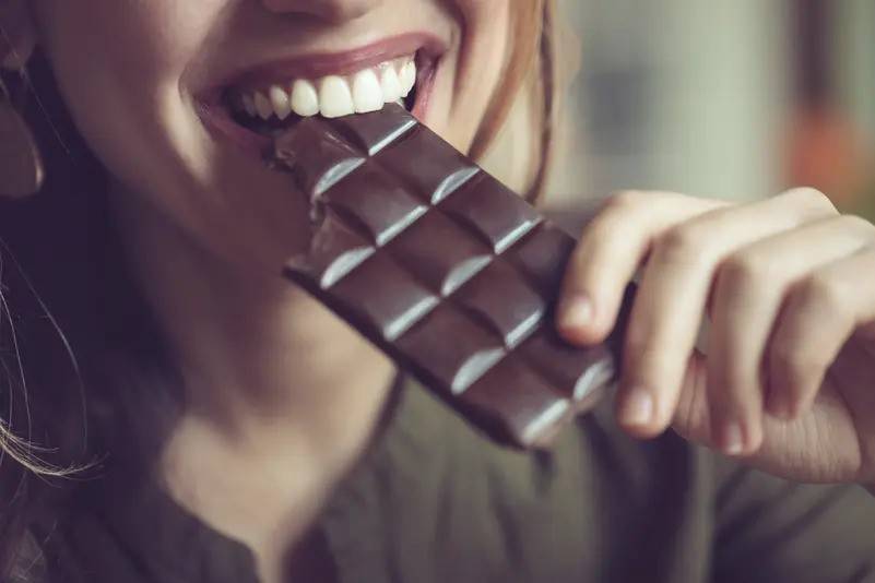ليست كلها صحية.. حقيقة الشوكولاتة الداكنة تعتمد على مكوناتها