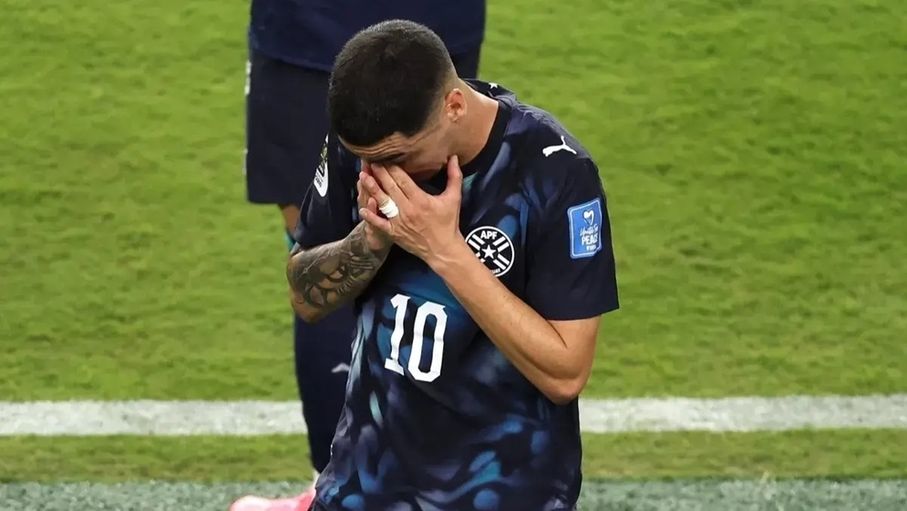 الفيفا يطبق قانون "منع تغطية الفم" لأول مرة في كأس العالم بطرد ألميرون