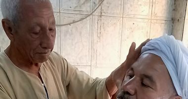 قصة كفاح عمرها 70 سنة.. أقدم حلاق فى قنا يتمسك بمقص وكرسي ورثها عن والده