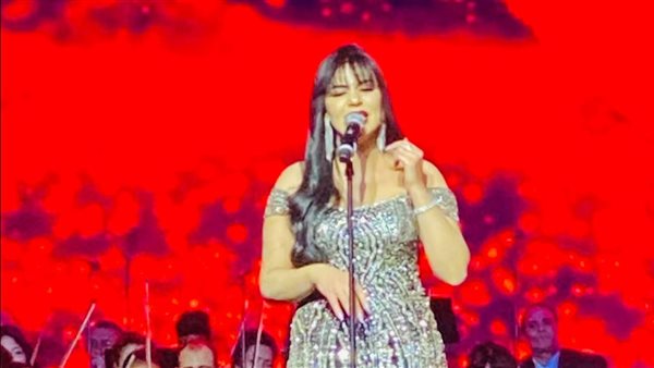 سوزان ممدوح تستعيد ذكريات الرومانسية بمسرح النافورة المغطي بالأوبرا