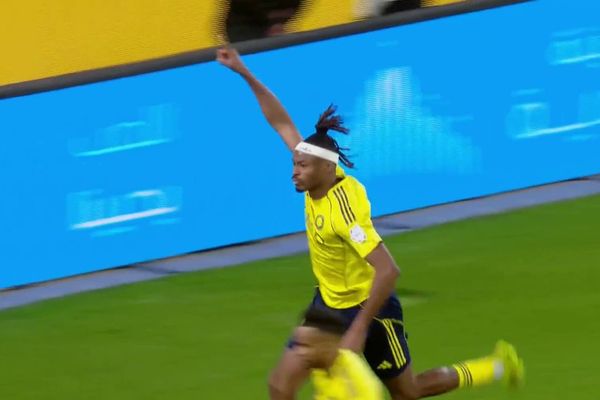 النصر يفوز بشق الأنفس على نيوم ويستعيد الصدارة