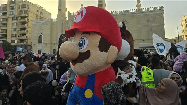 سوبر ماريو والغوريلا يحتفلان مع الأطفال بعد صلاة العيد في ساحة مسجد الصديق (فيديو)