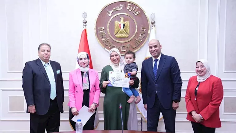 تنفيذًا لتوجيهات الرئيس.. دعم السيدات المعيلات بمعدات للعمل الحر