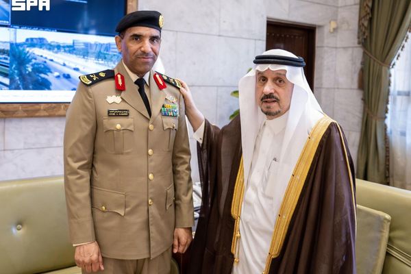 أمير الرياض يقلد قائد قوات أمن المنشآت بالمنطقة رتبته الجديدة