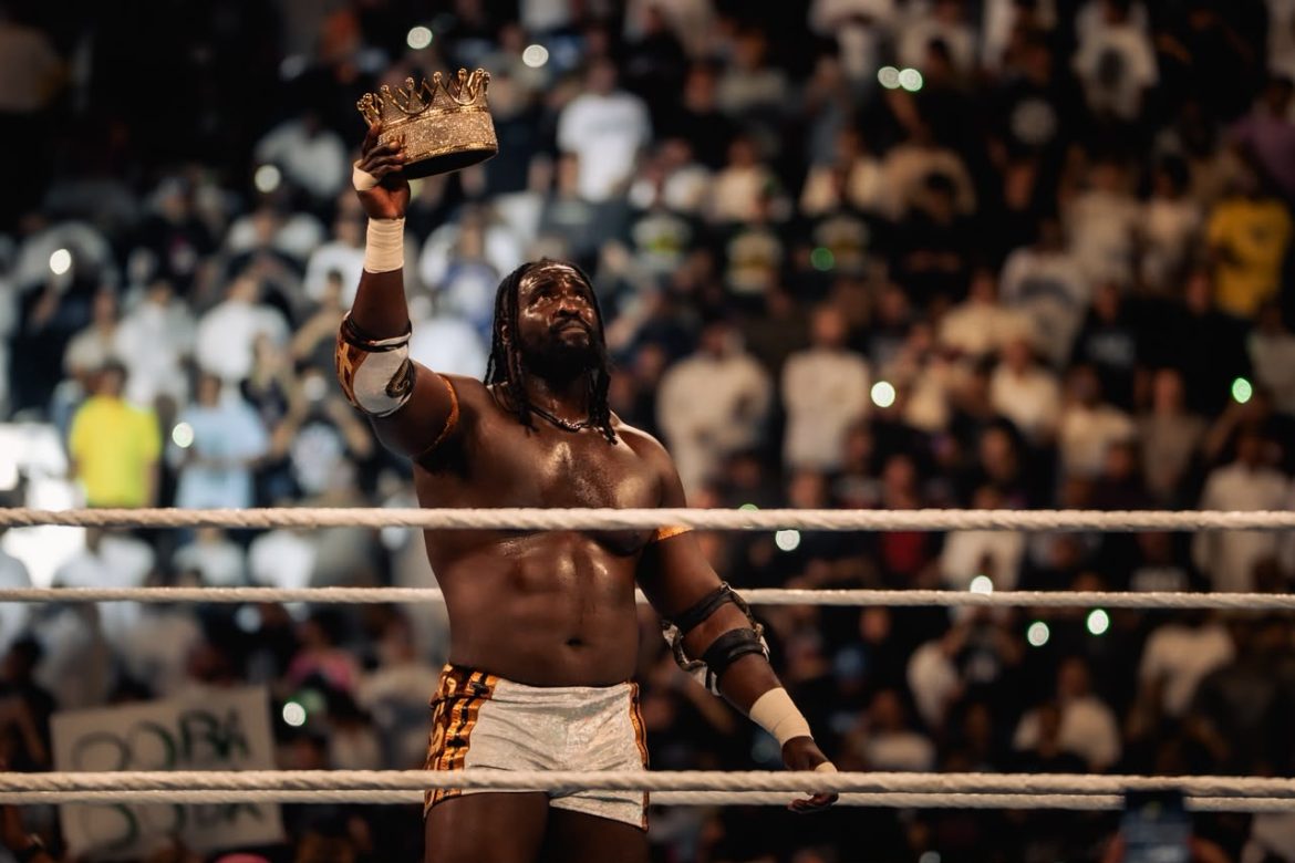 سامي زين يتوج بلقب WWE بلا منازع في ليلة تاريخية بالرياض