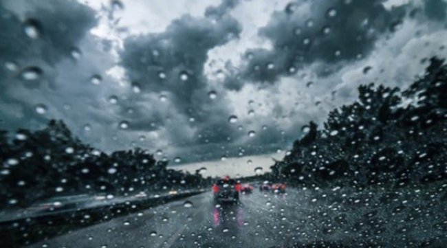 طقس كثيف السحب وأمطار متفرقة اليوم