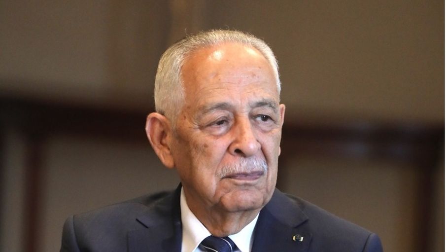 العيسوي ينقل تمنيات الملك وولي العهد للعين الأسبق برجس الحديد بدوام الصحة والعافية