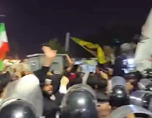 حمّلت العراق المسؤولية الكاملة.. الكويت: اقتحام قنصليتنا في البصرة انتهاك غير مقبول وخطير