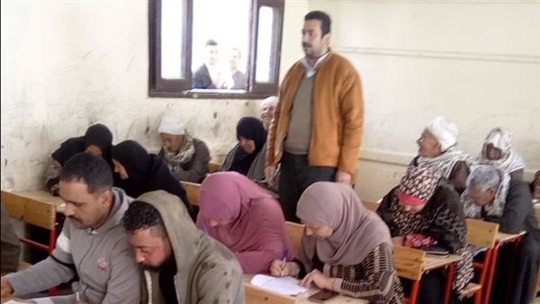 انتظام امتحانات تعليم الكبار ومحو الأمية الفوري بمراكز أسيوط (صور)