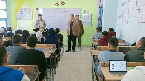 تعليم أسيوط يتفقد 6 مدارس ويكرم قيادات مدرسة التناغة
